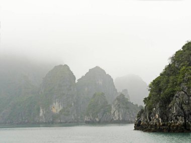 Vietnam, Quang Ninh Bölgesi, Halong Körfezi veya Ha Long Körfezi Unesco Dünya Mirası Bölgesi, Karst Manzarası.
