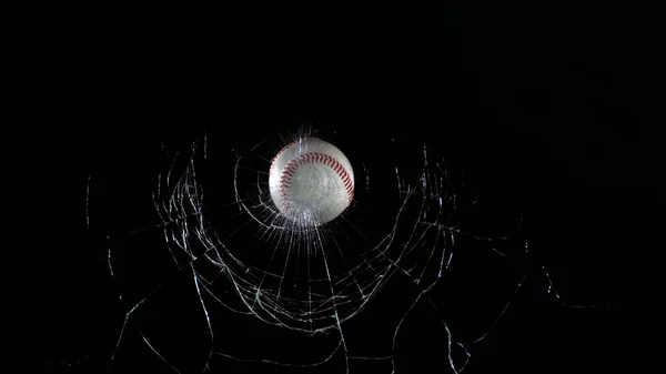 在黑色背景下打破玻璃窗的棒球球 — 图库照片