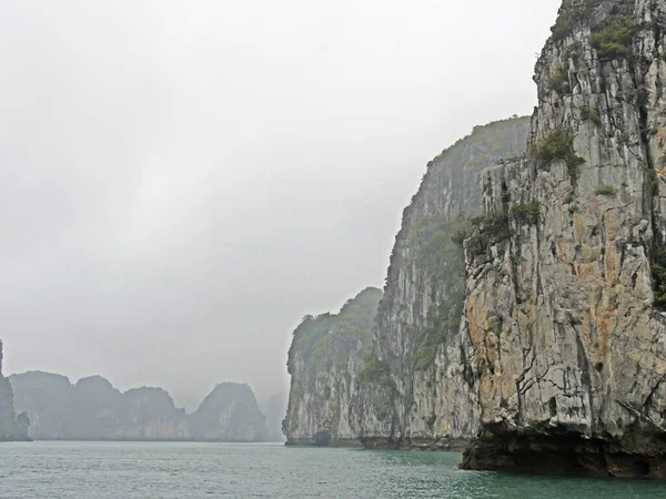 ベトナム クアンニン地域 ハロン湾またはハロン湾ユネスコ世界遺産 カルスト地形 — ストック写真