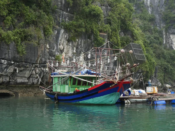 ベトナム クアンニン地域 ハロン湾またはハロン湾 Unesco世界遺産 釣りボア — ストック写真
