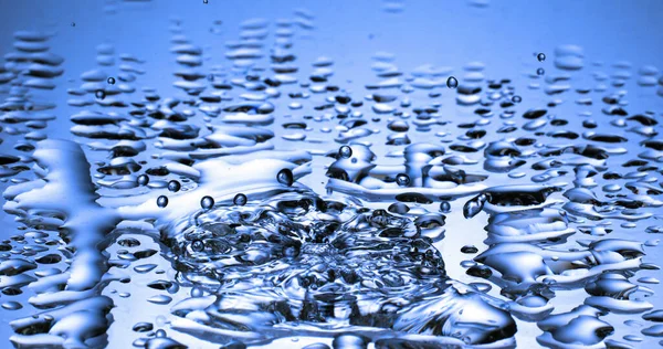 Gota Agua Cayendo Agua Sobre Fondo Azul —  Fotos de Stock