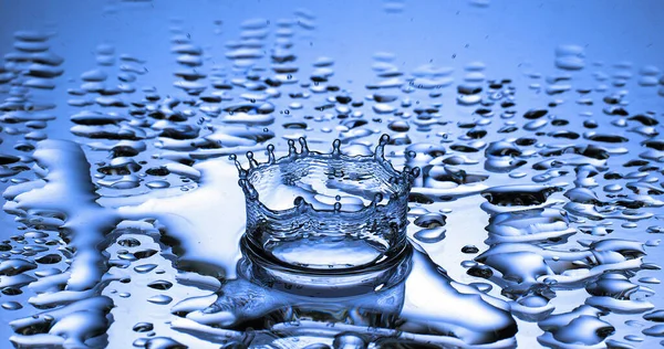 Gota Agua Cayendo Agua Sobre Fondo Azul —  Fotos de Stock