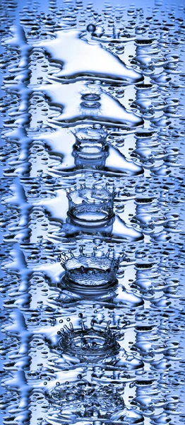 Kapka Vody Padající Vody Modrém Pozadí — Stock fotografie