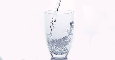 Beyaz Arkaplan 'a karşı bardağa su dökülüyor