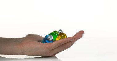 Tıbbi Ürün Beyaz Arkaplana Karşı El Ele Veriliyor