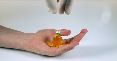 Tıbbi Ürün Beyaz Arkaplana Karşı El Ele Veriliyor