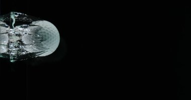 Golf Topu Siyah zemine karşı suya düşüyor