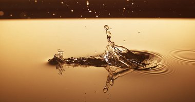 Bir kase jel suya düşüyor.