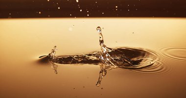 Bir kase jel suya düşüyor.