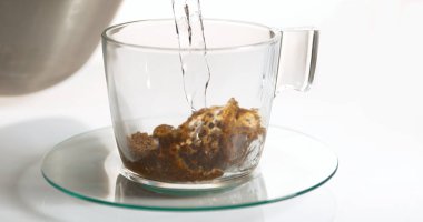 Beyaz Arkaplan 'a karşı bir fincanda hazır kahve dolduruluyor