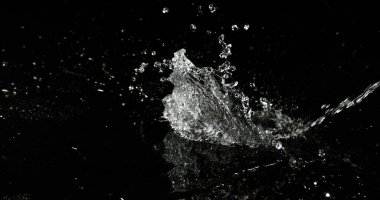 Kara Arkaplan 'a karşı su sıçraması