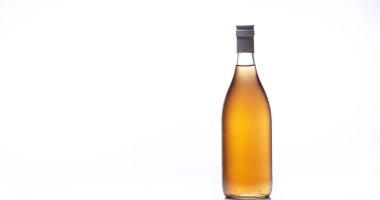 Beyaz Arkaplan 'a karşı bir şişe Pembe Şarap