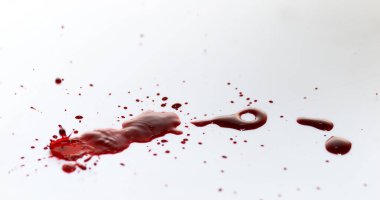 Beyaz Arkaplanda Kan Damlıyor