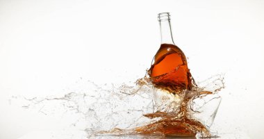 Bir şişe Pembe Şarap Kırma ve Beyaz Arkaplanda Su Sıçratma