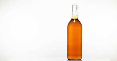 Beyaz Arkaplan 'a karşı bir şişe Pembe Şarap