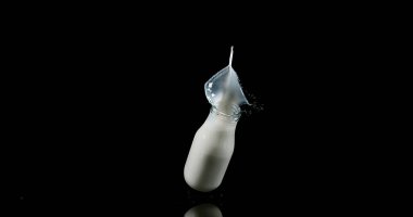 Kara Arkaplan 'a Bir Şise Süt Düşüyor ve Patlıyor