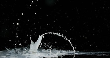 Kara Arkaplan 'a Bir Şise Süt Düşüyor ve Patlıyor