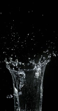 Siyah arka plan üzerinde spurting su