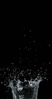 Siyah arka plan üzerinde spurting su
