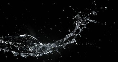 Siyah arka plan üzerinde spurting su
