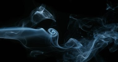 Kara Arkaplan 'a karşı bir sigara dumanı yükseliyor