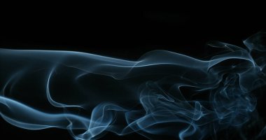 Kara Arkaplan 'a karşı bir sigara dumanı yükseliyor