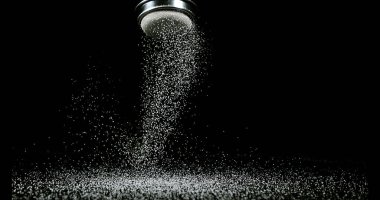 Beyaz Şeker Siyah Arkaplanda Düşerken