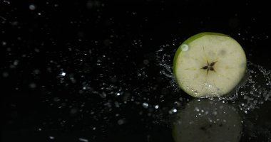 Büyükanne Smith Apple, malus domestica, Suyu Dilimleyen Siyah Arkaplan