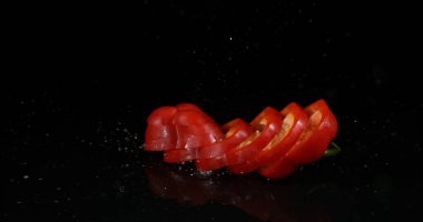 Red Sweet Pepper, capsicum annum, Sebze, Kara Arkaplan 'a karşı suya düşüyor.