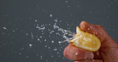 Lemon 'u sıkan adamın eli, Kara Arkaplan' a karşı narenciye limonumu