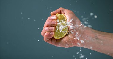 Lemon 'u sıkan adamın eli, Kara Arkaplan' a karşı narenciye limonumu