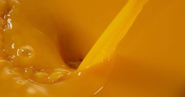 Portakal suyu dökülür varlık