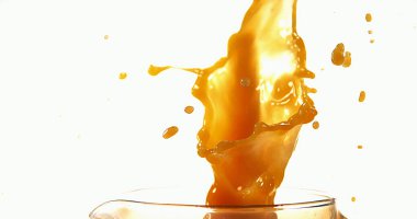 Portakal suyu beyaz arka plan cam içine dökülür varlık