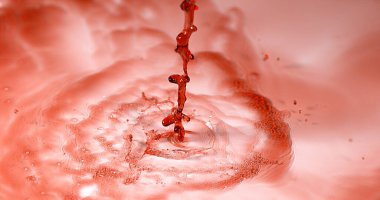 Beyaz Arkaplan 'a kırmızı şarap dökülüyor