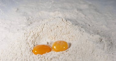 Un üzerinde düşen yumurta