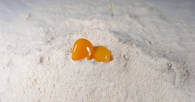 Un üzerinde düşen yumurta