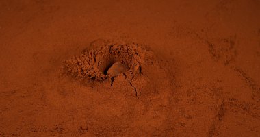 Çikolata çikolata tozu üzerinde düşen