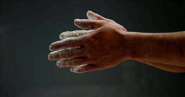 Unlu İnsanın Elleri siyah arkaplana karşı