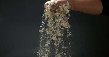 Unlu İnsanın Elleri siyah arkaplana karşı