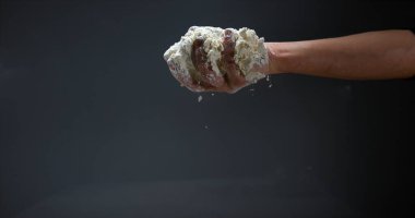 Unlu İnsanın Elleri siyah arkaplana karşı