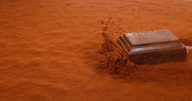 Siyah çikolata tozu üzerinde Paulene Sliping