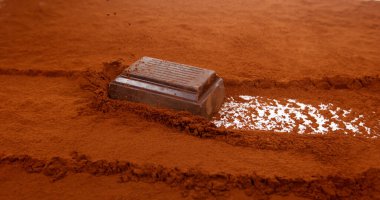 Siyah çikolata tozu üzerinde Paulene Sliping