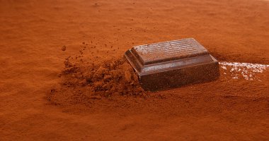 Siyah çikolata tozu üzerinde Paulene Sliping