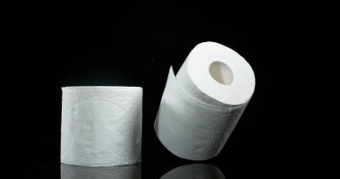 Siyah Arkaplana Düşen Tuvalet Kağıdı Yuvarlaması