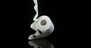 Siyah Arkaplana Düşen Tuvalet Kağıdı Yuvarlaması