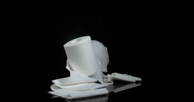 Siyah Arkaplana Düşen Tuvalet Kağıdı Yuvarlaması