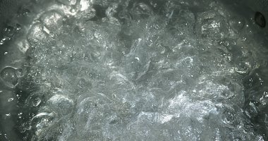 Bir tencerede kaynar su