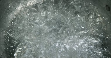 Bir tencerede kaynar su