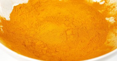 Zerdeçal, sokağa çıkma yasağı, beyaz arka plana düşen toz, Hint Baharatı