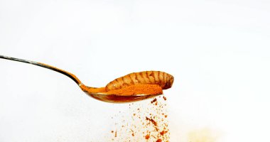 Zerdeçal, sokağa çıkma yasağı, kökler sokağa çıkma yasağı tozu, Hint Baharatı, Beyaz Arkaplan 'a karşı